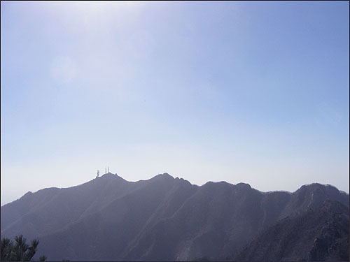 계룡산 산봉우리. 중계탑이 보이는 곳이 계룡산에서 가장 높은 천황봉(845.7m)입니다. 